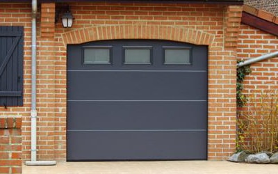 Nous posons, entretenons vos portes de garages en différents matériaux et coloris